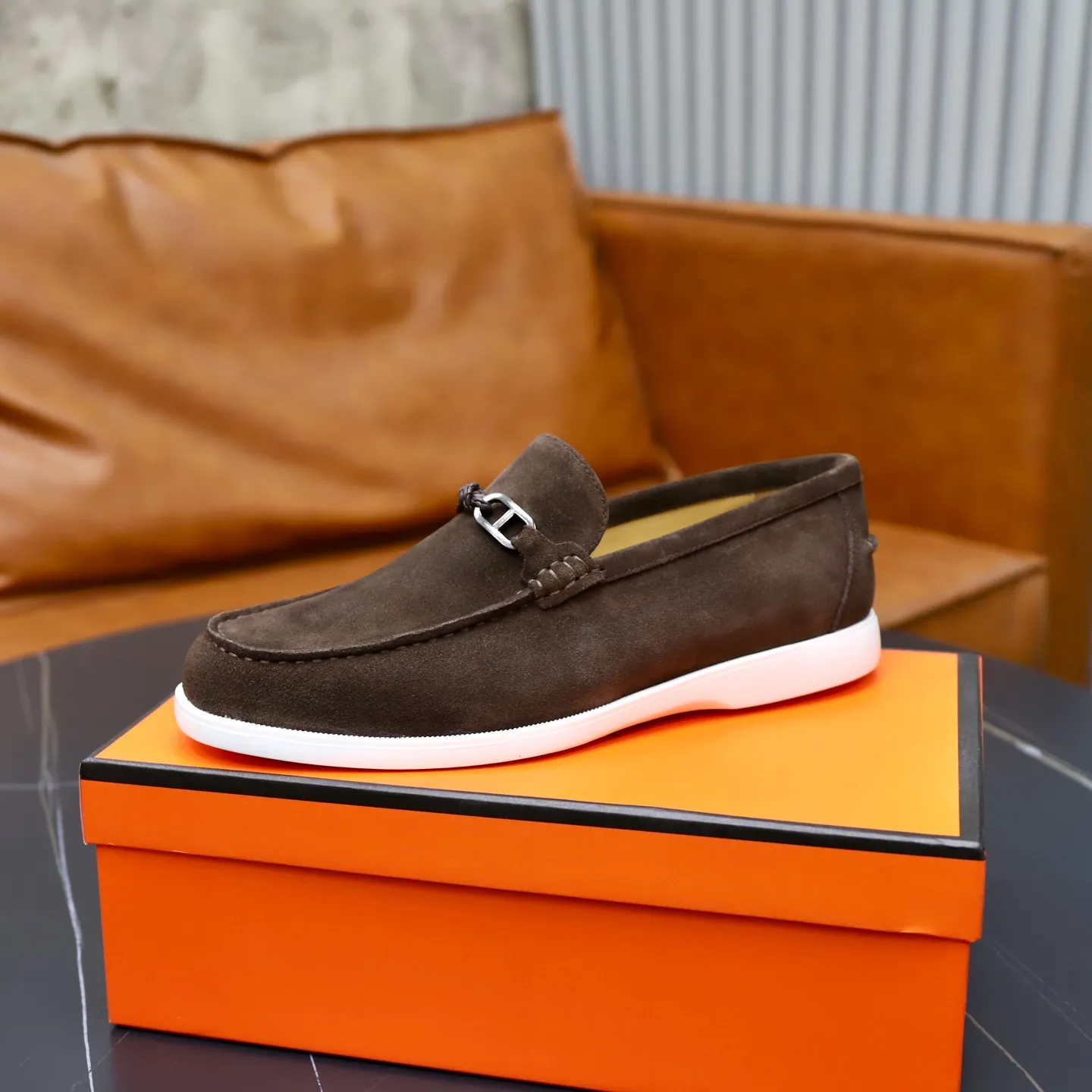 Ex-factory price: 540💰Hermès/Hermès slip-on men's shoes. This shoe is made of imported cow suede leather, with simple and smooth lines, and a 3CM rubber foam ultra-light sole combined with aerodynamic design! Youthful and fashionable, H button decoration, contrasting leather embellishment on the heel, calf lining to gently wrap your feet, with embossed logo cowhide feet, leather rock strips, casual and urban style, highlighting youthful vitality, sports and leisure version, super versatile Size number: 38-39-40-41-42-43-44 Standard leather shoe size (45 can be customized but does not support returns)